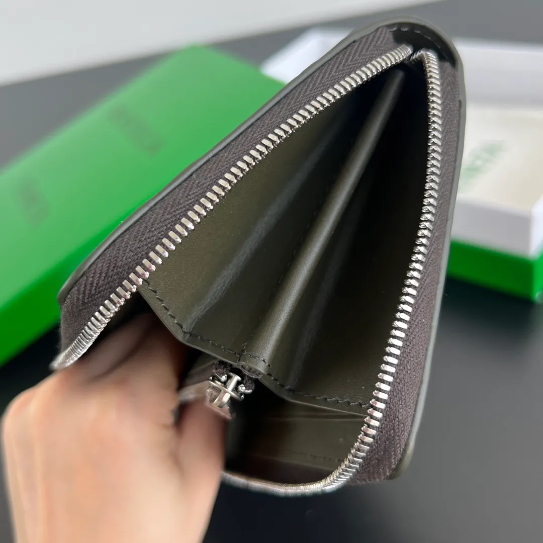 #Bv New Fine Woven Wallet 814680 The beloved small braid is back🎈Made of cowhide braid, soft, comfortable and textured. The detailed internal partition design and high-quality lining material ensure the durability and orderliness of the wallet. It can store cash/cards and other small items. It is very practical. It is enough to take it with you when you go out. This wallet is definitely your best choice. Size: 19x10x2 P1000
